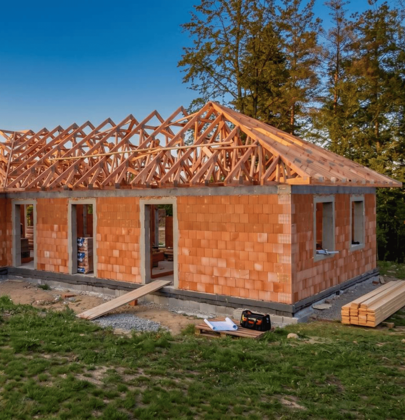 vazníková konstrukce na střeše levá strana domu