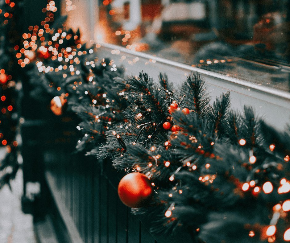 Vánoční ozdoby pod okny