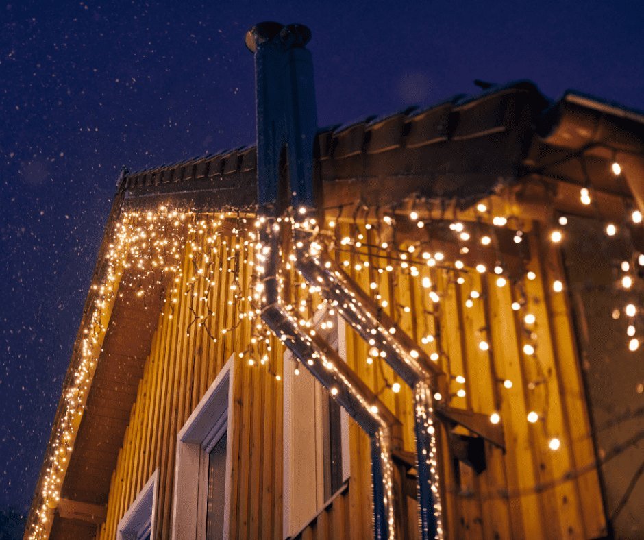 Vánoční světýlka na straně domu